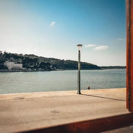 Mala Oaza Mira Povlja (Brac)